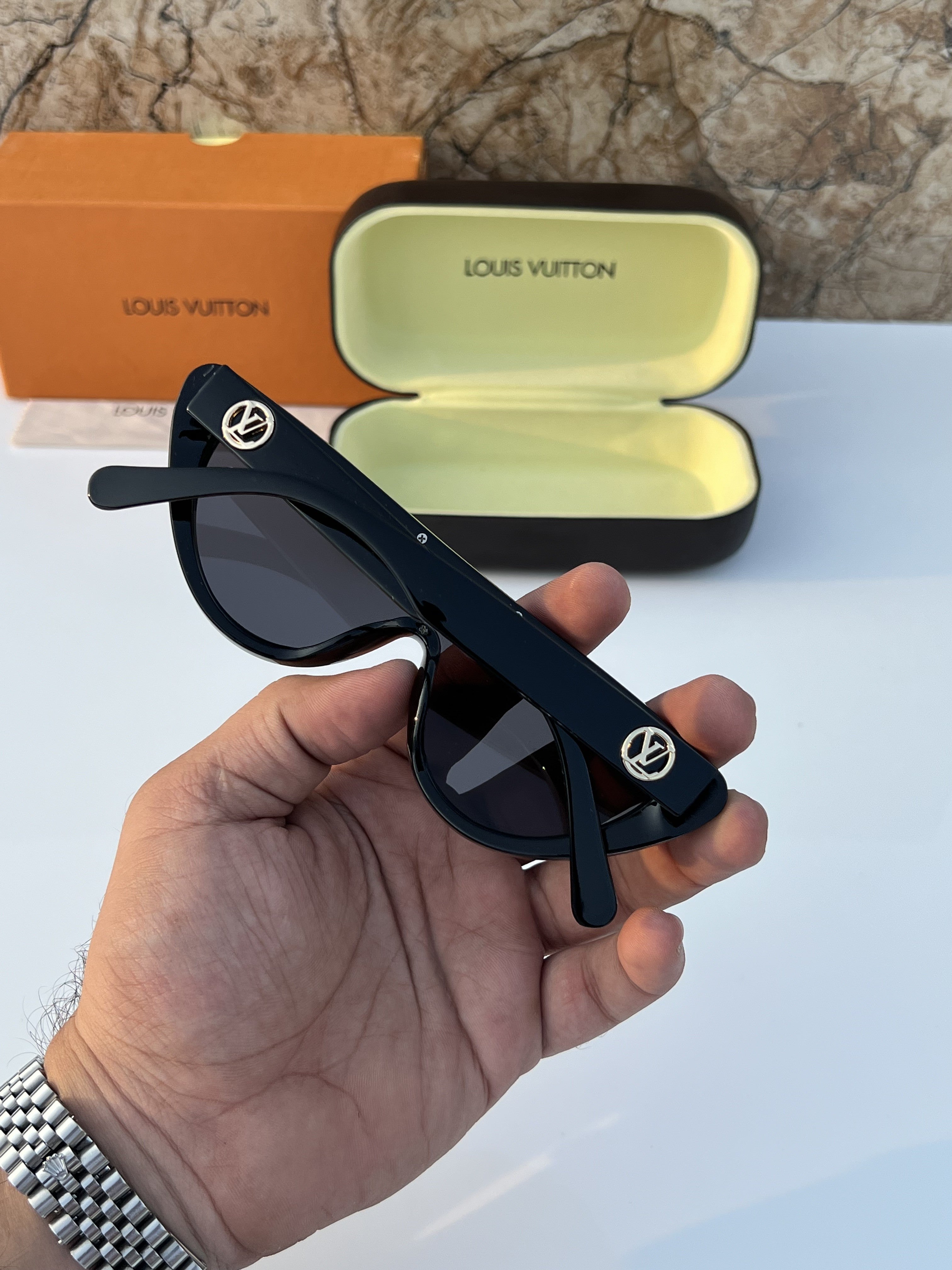 Lou_is_vuitt_on_2218_full_black