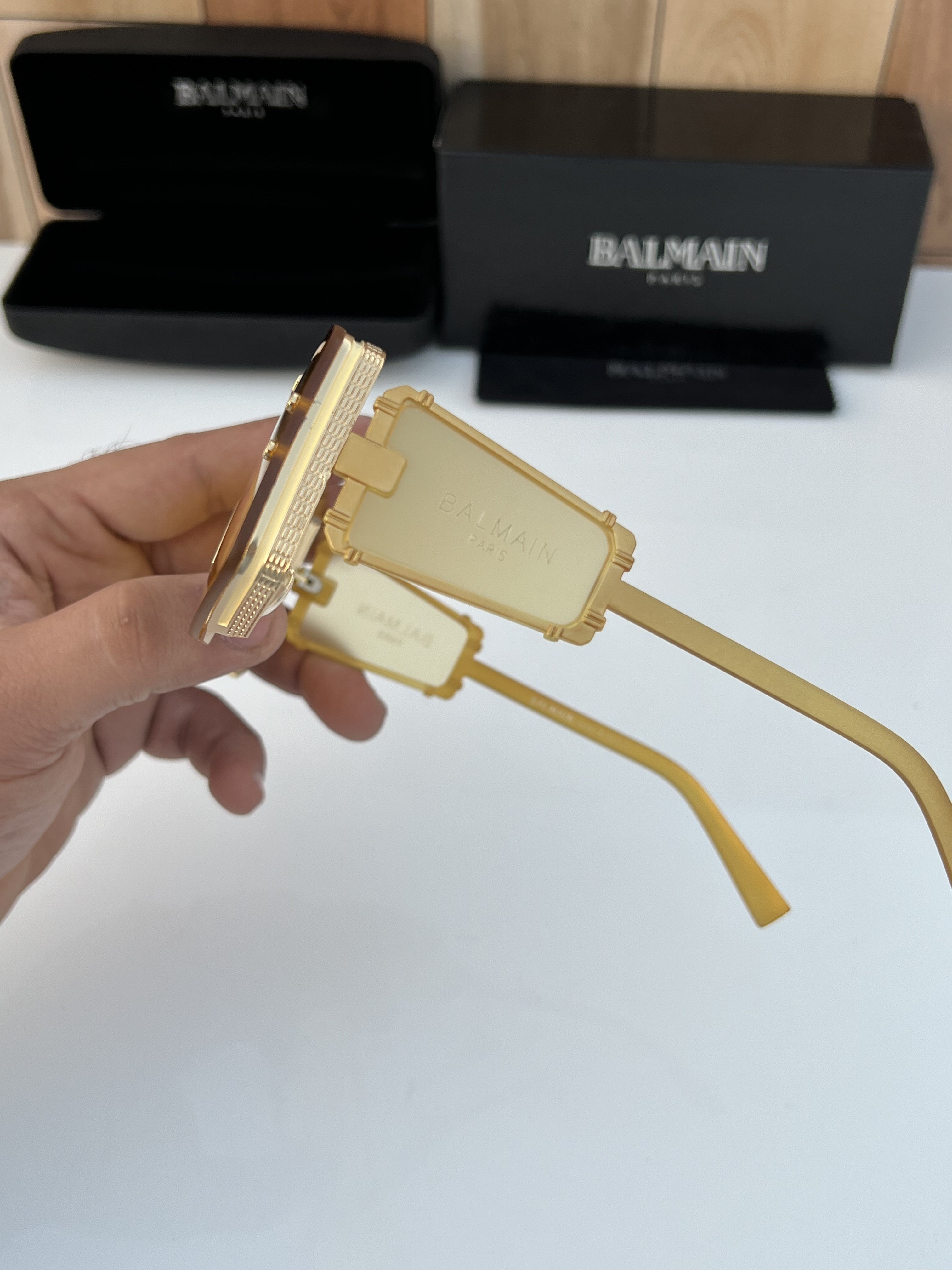 Bal_main_98196_gold_yellow