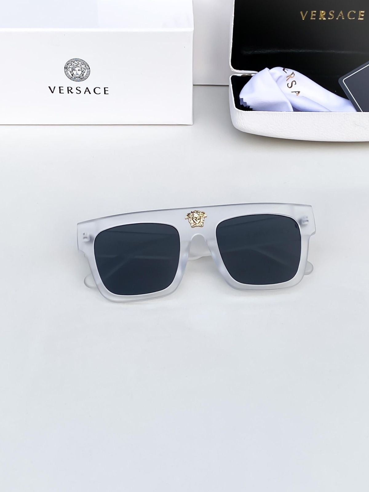 VER_sace white black 0898