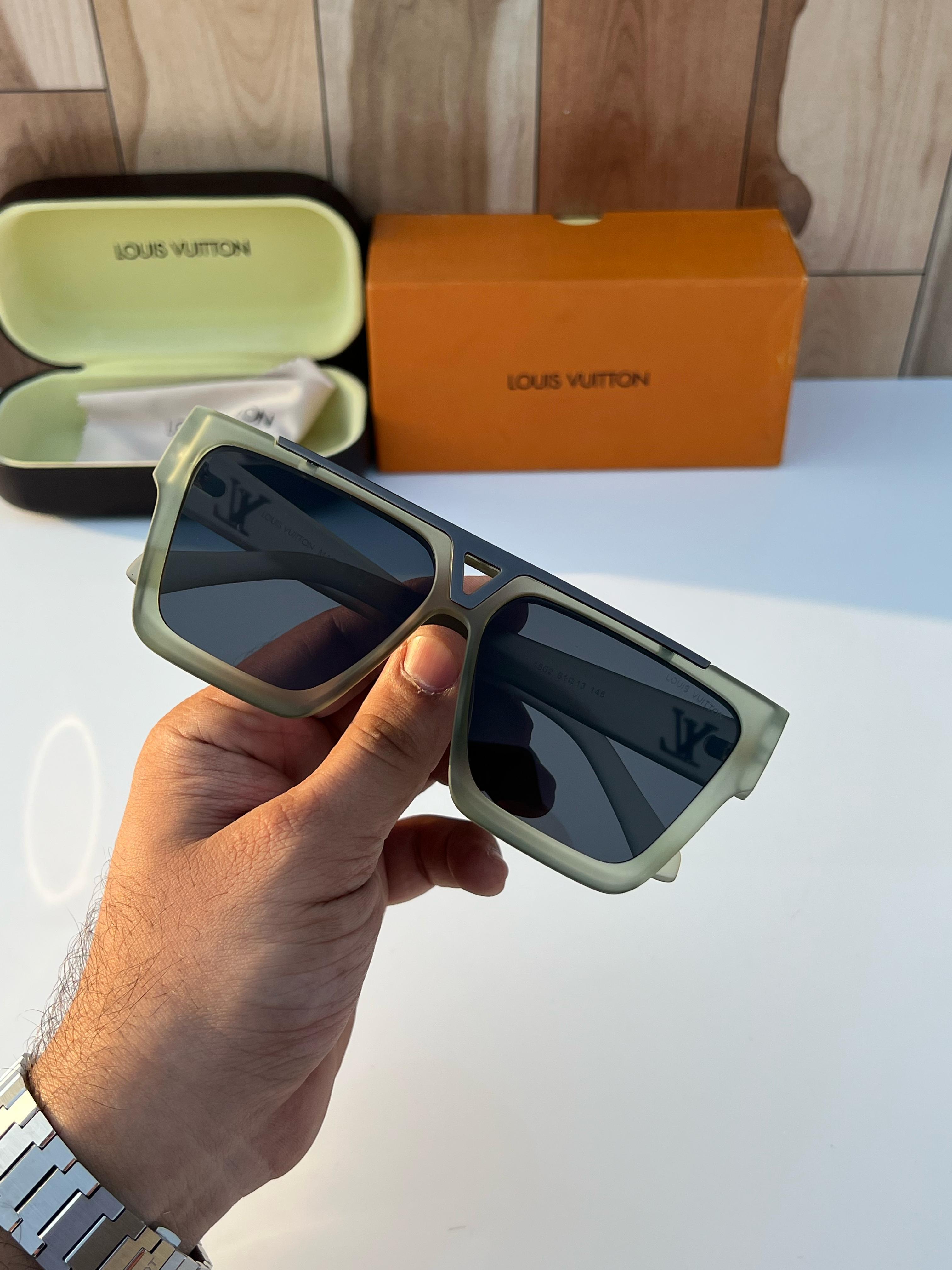 Lo_ui_s vui_tton 1502 green A