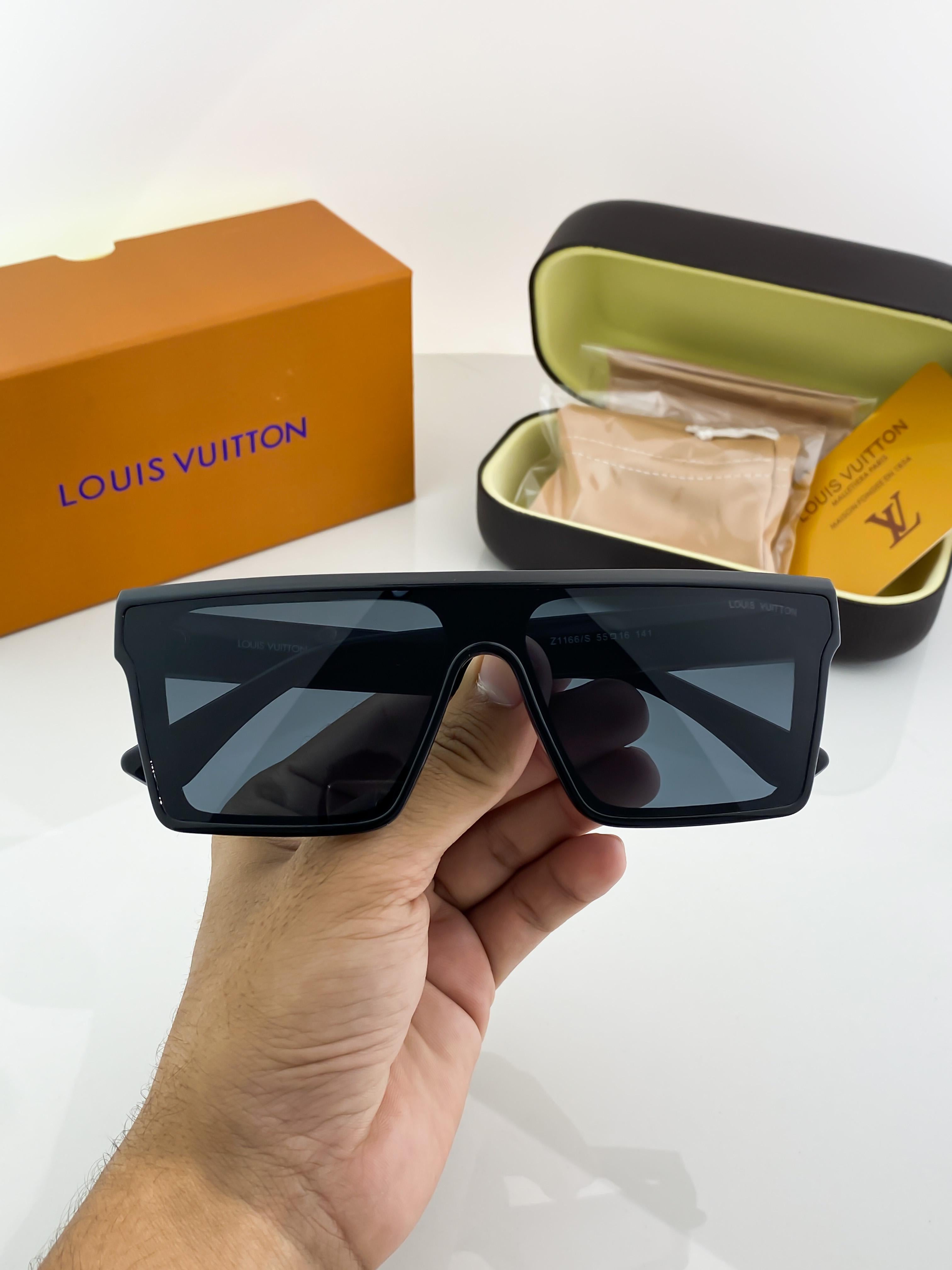 LO_UI_S VUI_TTON BLACK 1166 B