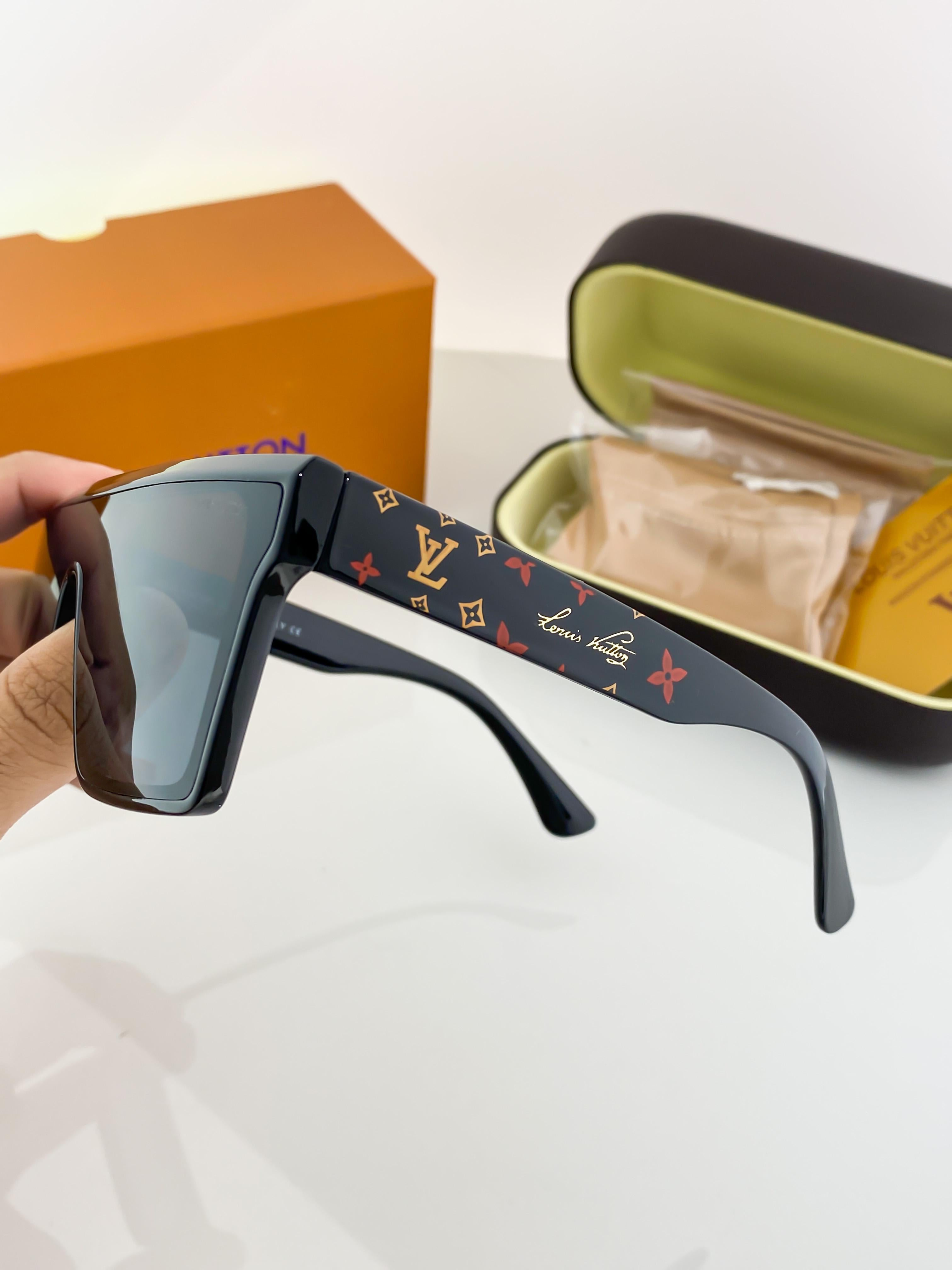 LO_UI_S VUI_TTON BLACK 1166 B