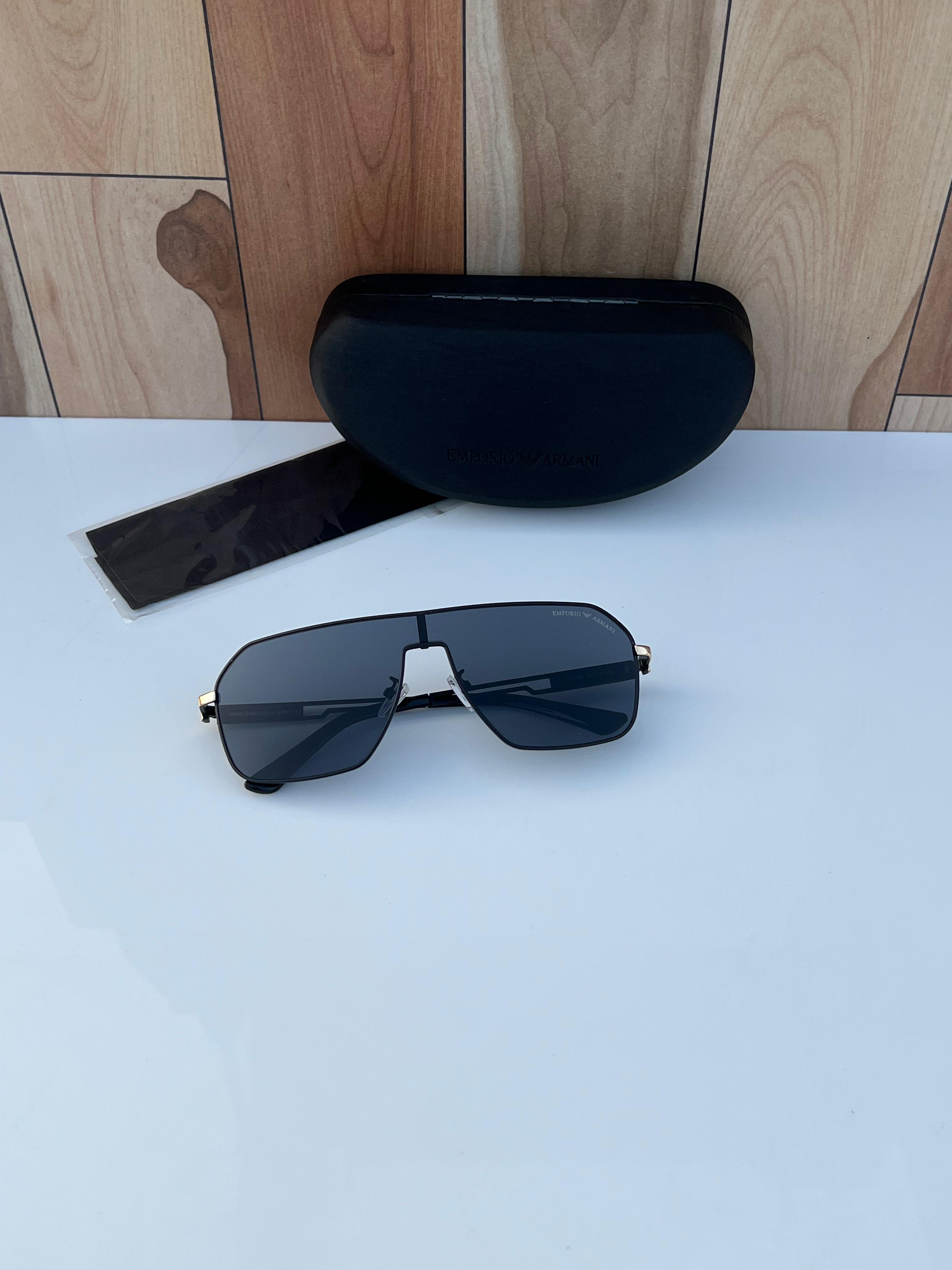 Em_pori_o ar_ma_ni 0199 black gold A